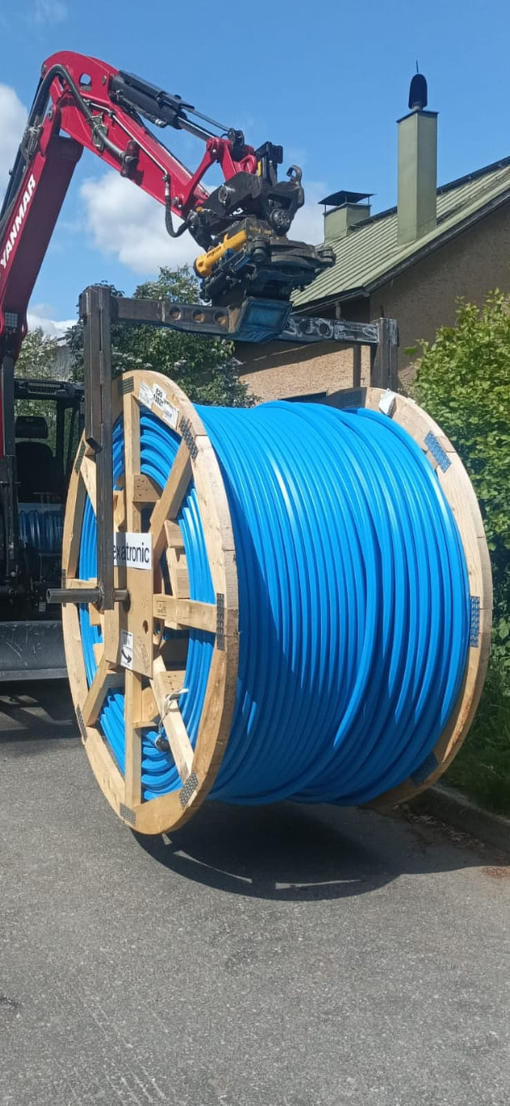 Kaapelikela teline kaivuriin.