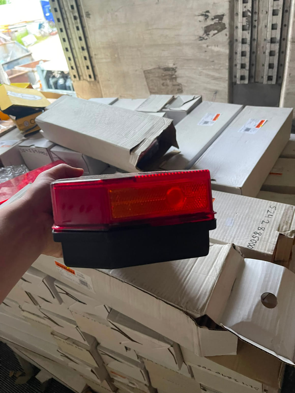 Suuri erä uusia kuorma-autojen takavaloja ja valaisimia – DEPO, Valeo, Vignal, Cobo ym. (satoja osia)