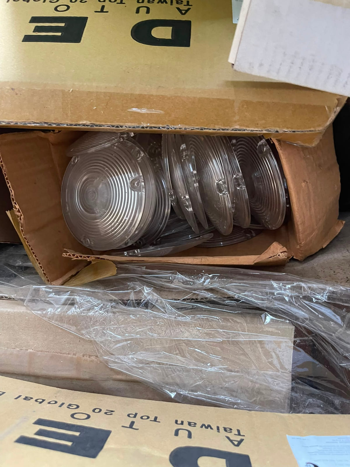 Suuri erä uusia kuorma-autojen takavaloja ja valaisimia – DEPO, Valeo, Vignal, Cobo ym. (satoja osia)