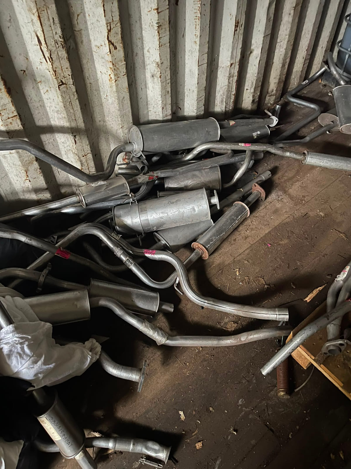 Suuri erä uusia henkilöautojen pakoputkia