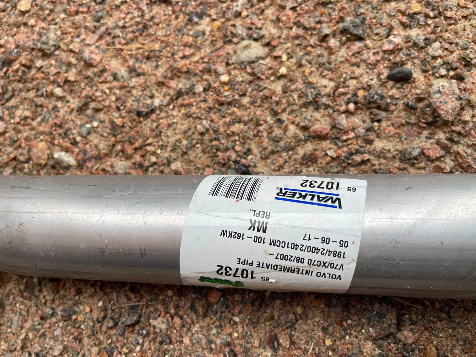 Suuri erä uusia henkilöautojen pakoputkia